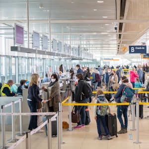 Reisende warten am 26. März 2021 beim Check-in am Flughafen Köln/Bonn. Im Sommer gibt es auch wieder Direktflüge nach Athen.