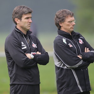 Zvonimir Soldo und Co-Trainer Michael Henke beobachten das Training beim 1. FC Köln.