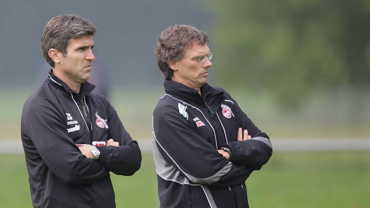 Zvonimir Soldo und Co-Trainer Michael Henke beobachten das Training beim 1. FC Köln.