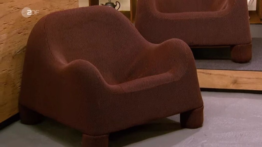 Eines der skurrilen Objekte, die im ZDF für Staunen sorgen: Dieser braune Sessel wurde in bei „Bares für Rares“ am 20. April 2022 verkauft.