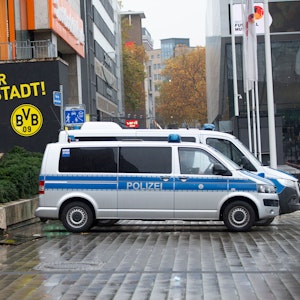 Polizeiautos stehen am Dortmunder Hauptbahnhof. Auf einem Schild ist „Willkommen in der Fußballhauptstadt Dortmund“ zu lesen.