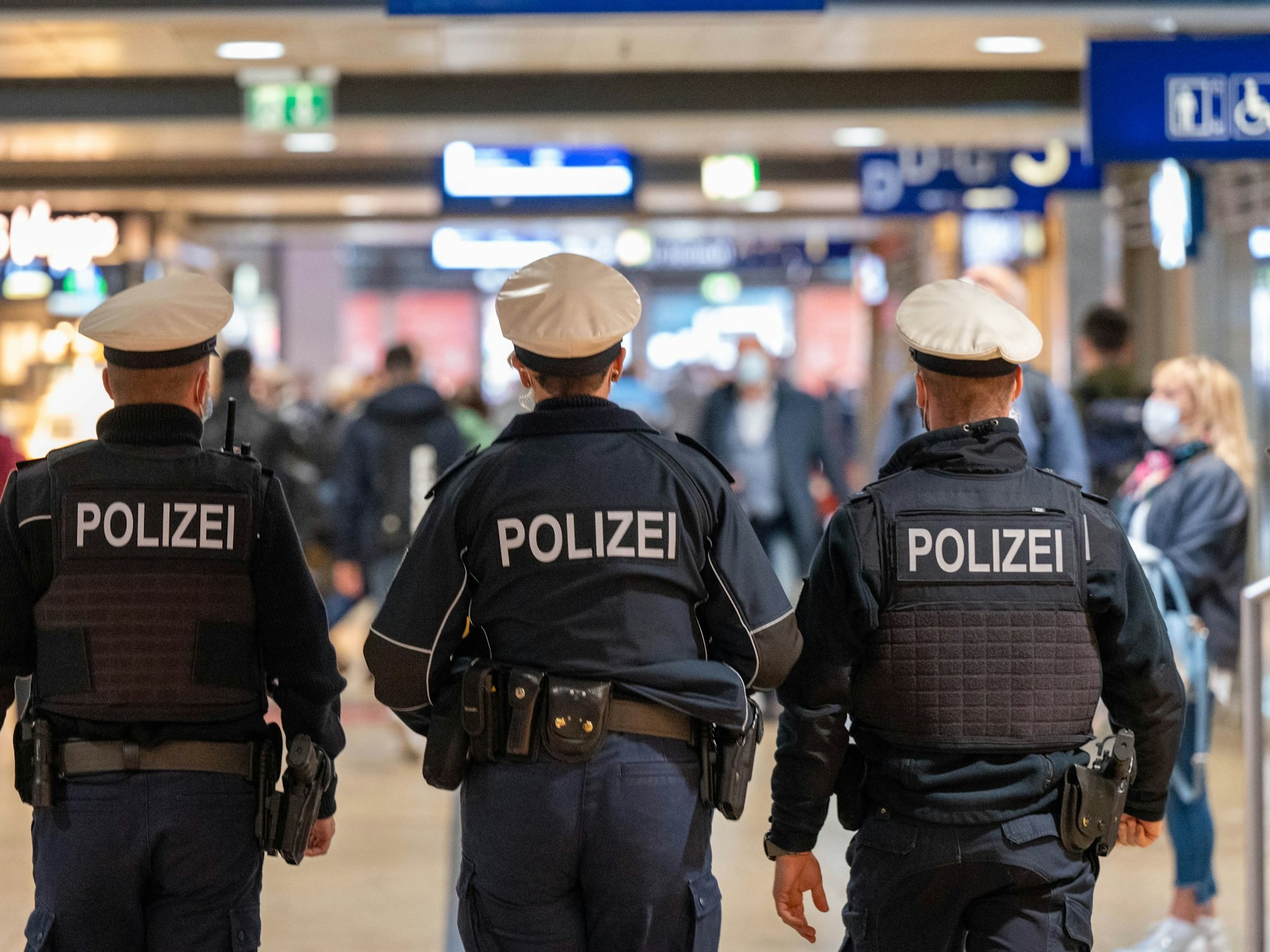 Einsatzkräfte der Bundespolizei patrouillieren im Kölner Hauptbahnhof.