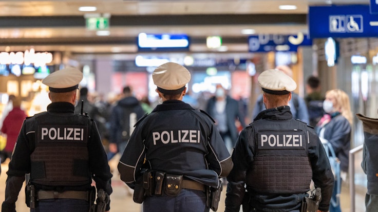 Polizeibeamte patrouillieren im Kölner Hauptbahnhof.