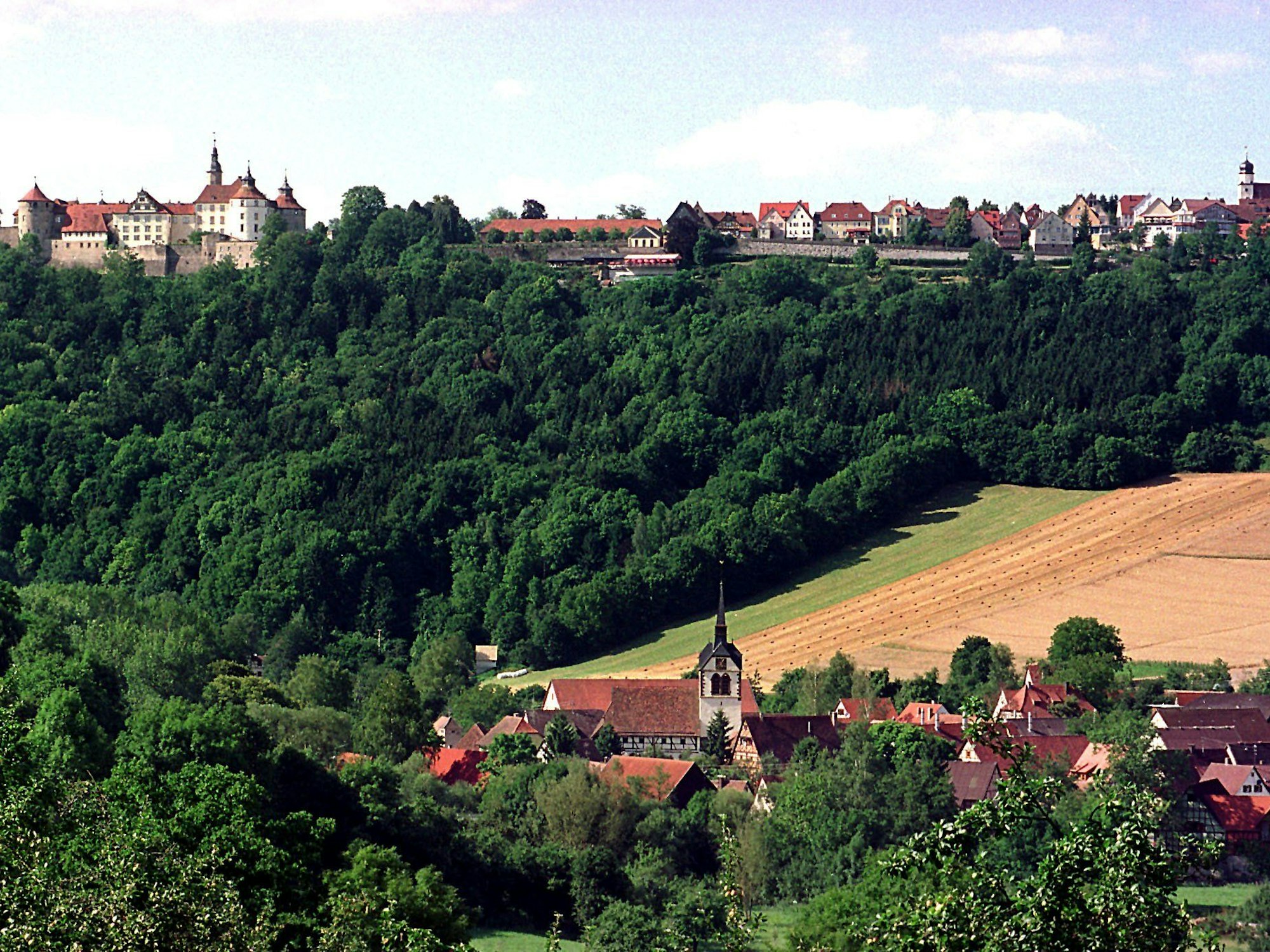 Fernwanderwege Deutschlands wie der„ Kulturwanderweg Jagst“ führen durch idyllische Dörfer und Täler.