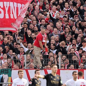 Die Fans des 1. FC Köln stehen in der Südkurve.