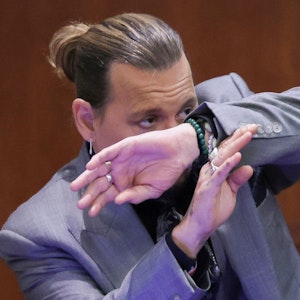 Johnny Depp demonstriert während einer Anhörung im Gerichtssaal des Fairfax County Circuit Court am 20. April 2022, wie er sich vor einem angeblichen Angriff seiner Ex-Frau Amber Heard geschützt haben will.