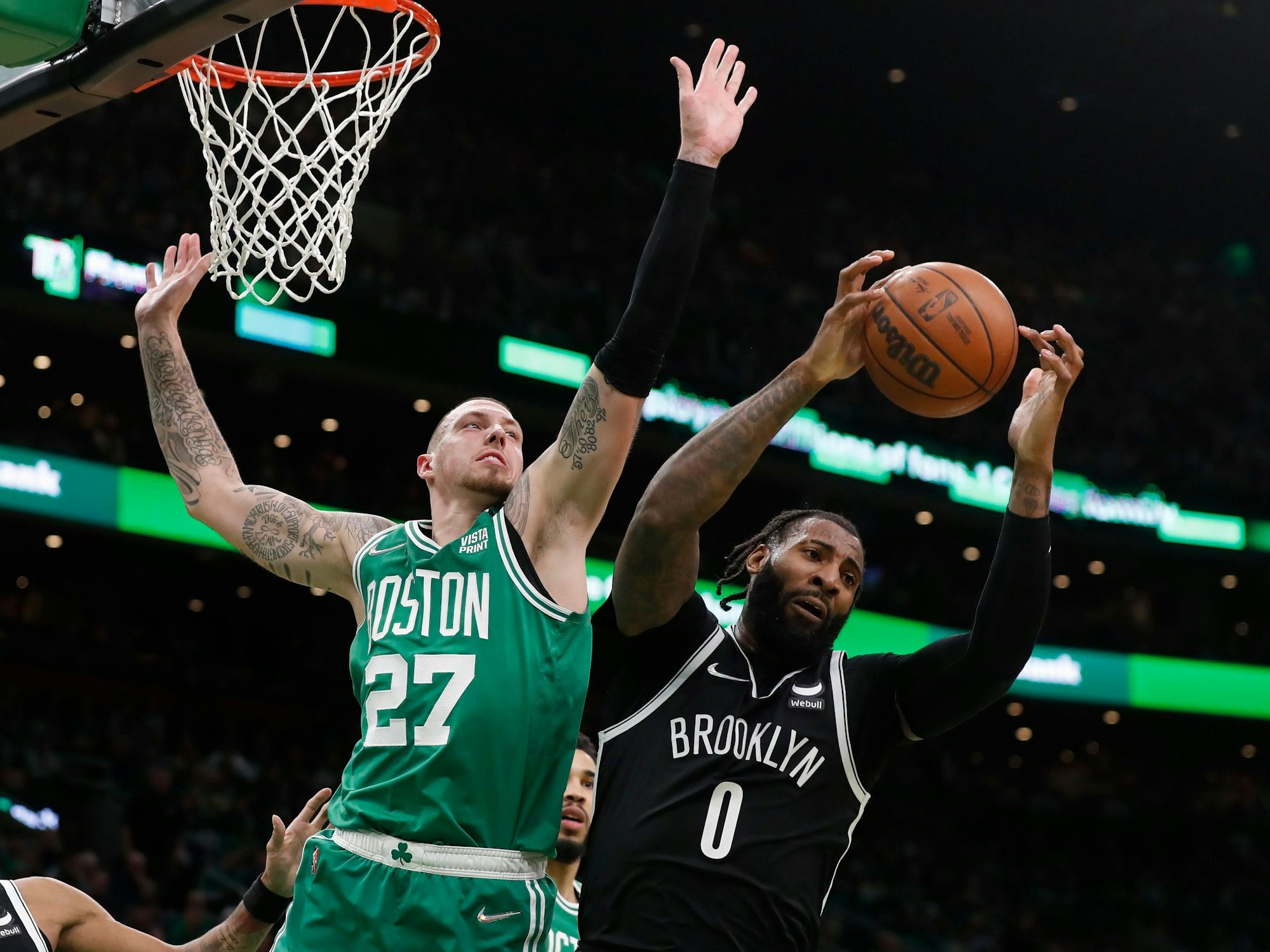 Daniel Theis von den Boston Celtics verteidigt gegen Andre Drummond (r) von den Brooklyn Nets.