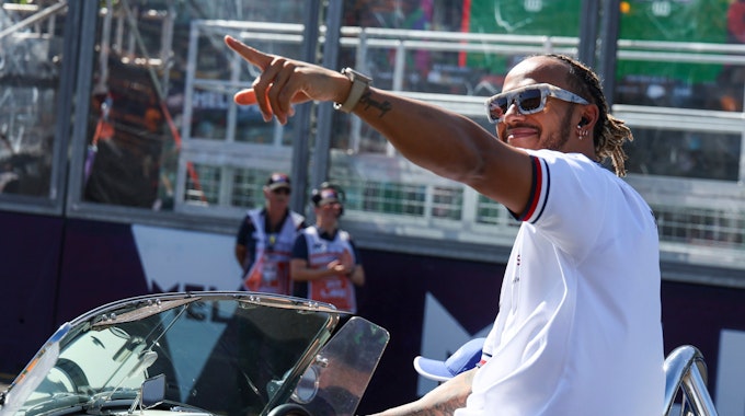 Formel-1-Fahrer Lewis Hamilton grüßt die Fans in Australien.