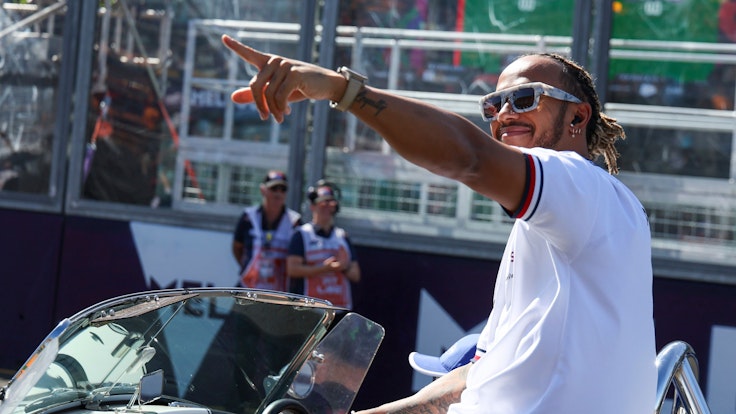 Formel-1-Fahrer Lewis Hamilton grüßt die Fans in Australien.