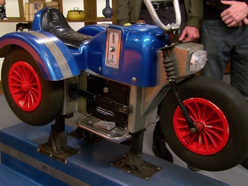 Ein blaues Motorrad mit roten Felgen für Kinder. Foto: Screenshot ZDF