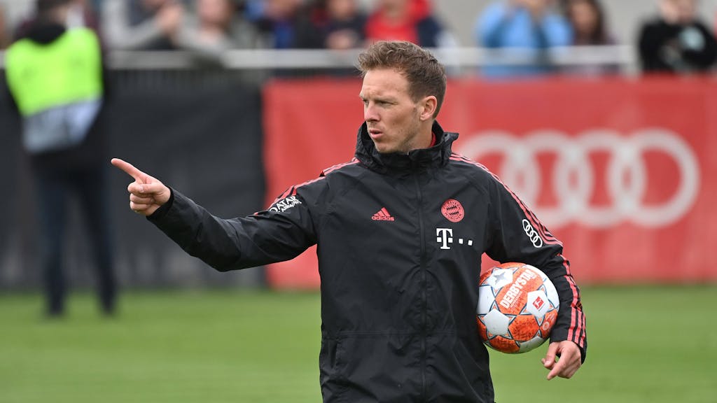  Julian Nagelsmann gestikuliert auf dem Trainingsplatz des FC Bayern.