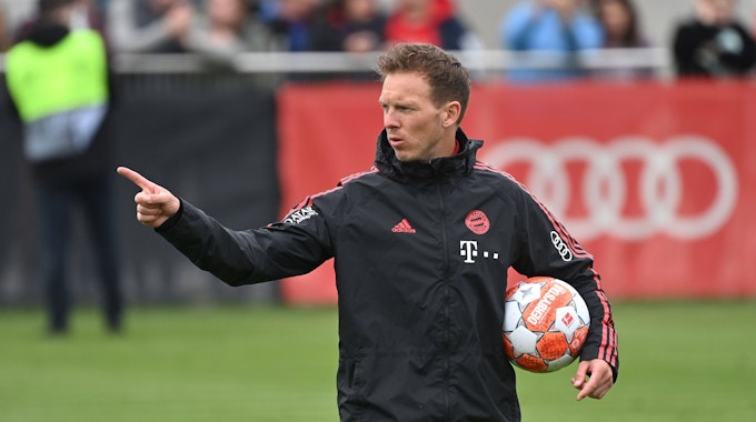 Julian Nagelsmann gestikuliert auf dem Trainingsplatz des FC Bayern.
