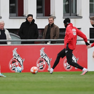 Christian Keller beobachtet das Training des 1. FC Köln.