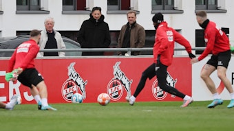 Christian Keller beobachtet das Training des 1. FC Köln.