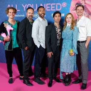 Ludwig Brix, Tom Keune, Benito Bause, Arash Marandi, Kristin Nichols und Frédéric Brossier (v.l.n.r.) bei der Serien-Premiere von „All you need“.