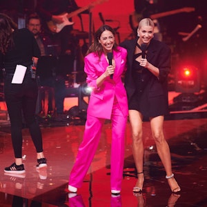 Die Moderatorinnen, Melissa Khalaj (l) und Lena Gercke, präsentieren das Halbfinale der Castingshow "The Voice of Germany"