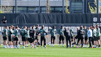 Die Mannschaft von Borussia Mönchengladbach versammelt sich beim Training nach der Derbyniederlage gegen den 1. FC Köln am 19. April 2022.