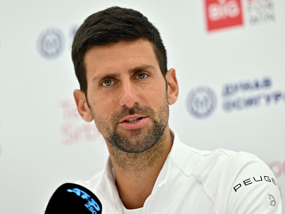 Novak Djokovic spricht auf der Pressekonferenz der Serbia Tennis Open ATP 250 in Belgrad.