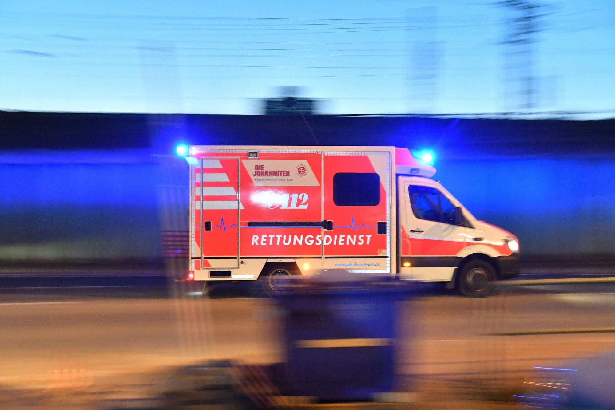 Ein Rettungswagen ist mit eingeschaltetem Blaulicht im Einsatz