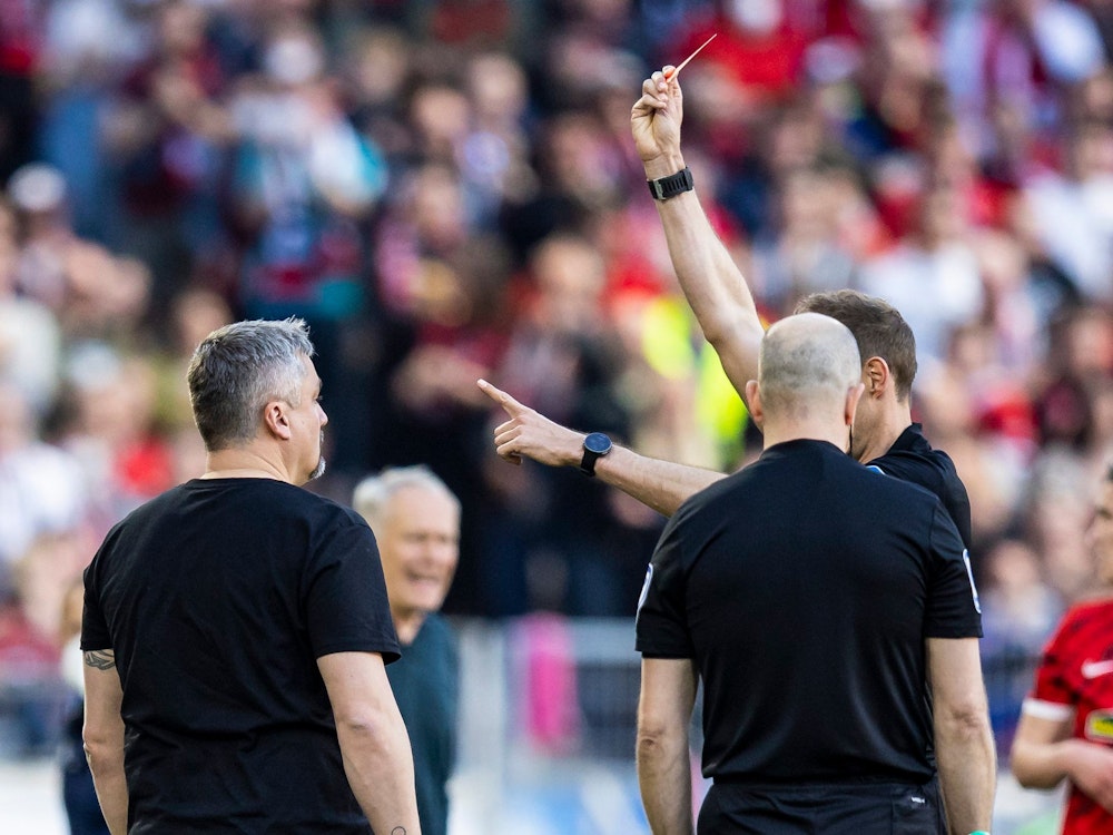 Bochums Trainer Thomas Reis (l) sieht von Schiedsrichter Sascha Stegemann (r) die Rote Karte.