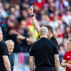 Bochums Trainer Thomas Reis (l) sieht von Schiedsrichter Sascha Stegemann (r) die Rote Karte.