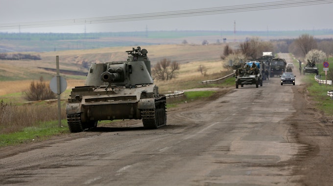 Russland gab bekannt, dass die seit Wochen umkämpfte Hafenstadt Mariupol eingenommen wurde. Das Symbolfoto zeigt einen Panzer, der am 18. April 2022 in der Nähe von Mariupol fährt.