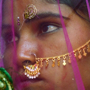 Ein indisches Mädchen, aufgenommen bei seiner Hochzeit am 11. März 2012 im Dorf Vadia, rund 250 Kilometer von Ahmedabad. In Indien berichtet die Kinderhilfsorganisation Childline, dass sie 2020 landesweit 20000 Kinderehen gestoppt habe.