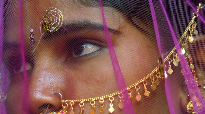 Ein indisches Mädchen, aufgenommen bei seiner Hochzeit am 11. März 2012 im Dorf Vadia, rund 250 Kilometer von Ahmedabad. In Indien berichtet die Kinderhilfsorganisation Childline, dass sie 2020 landesweit 20000 Kinderehen gestoppt habe.