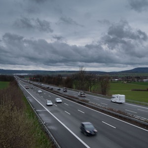 Fahrzeuge fahren am 17. März 2019 auf der Autobahn A2 in Höhe Lauenau in Richtung Bielefeld.