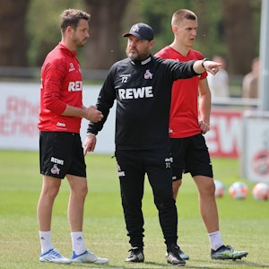 Mark Uth spricht mit Steffen Baumgart beim Training des 1. FC Köln.