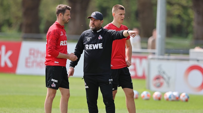 Mark Uth spricht mit Steffen Baumgart beim Training des 1. FC Köln.