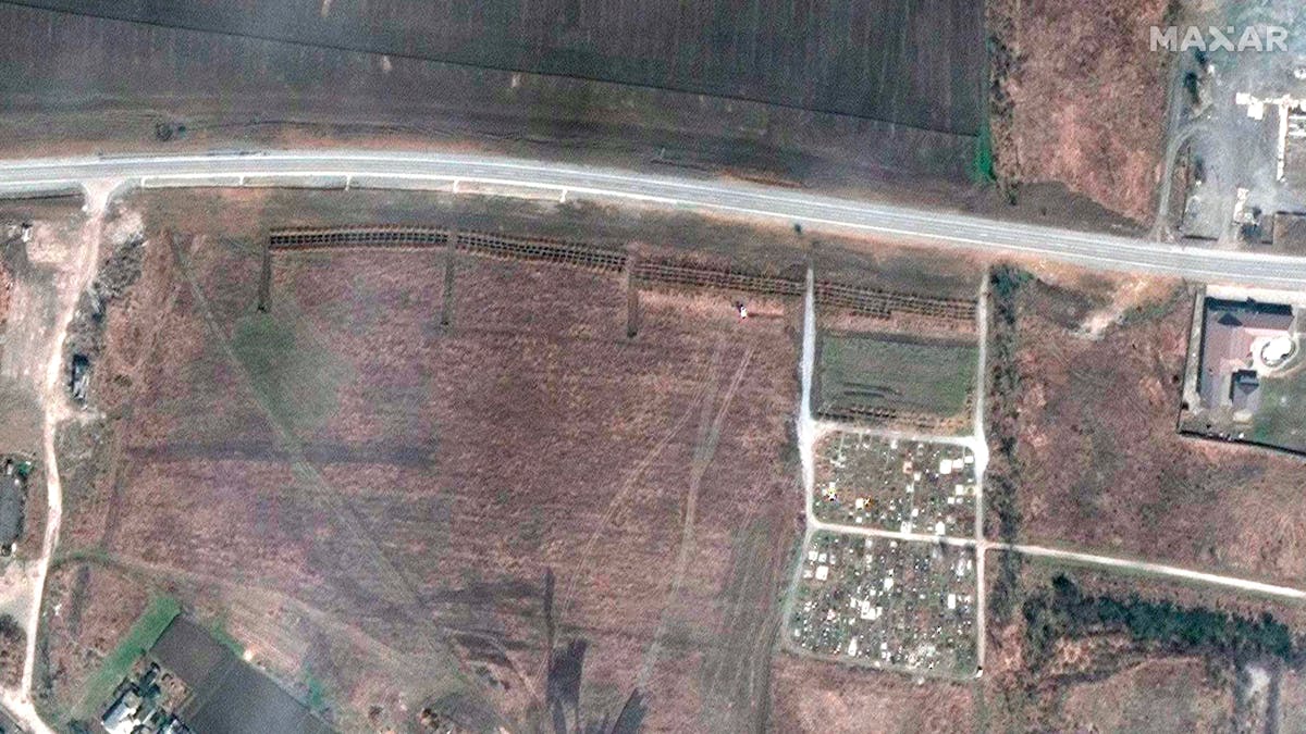 Das neue Satellitenfoto soll ein Massengrab in Manhusch (parallel zum Straßenverlauf) zeigen, das rund 20 Kilometer westlich von Mariupol liegt. Es wurde am 21. April veröffentlicht.