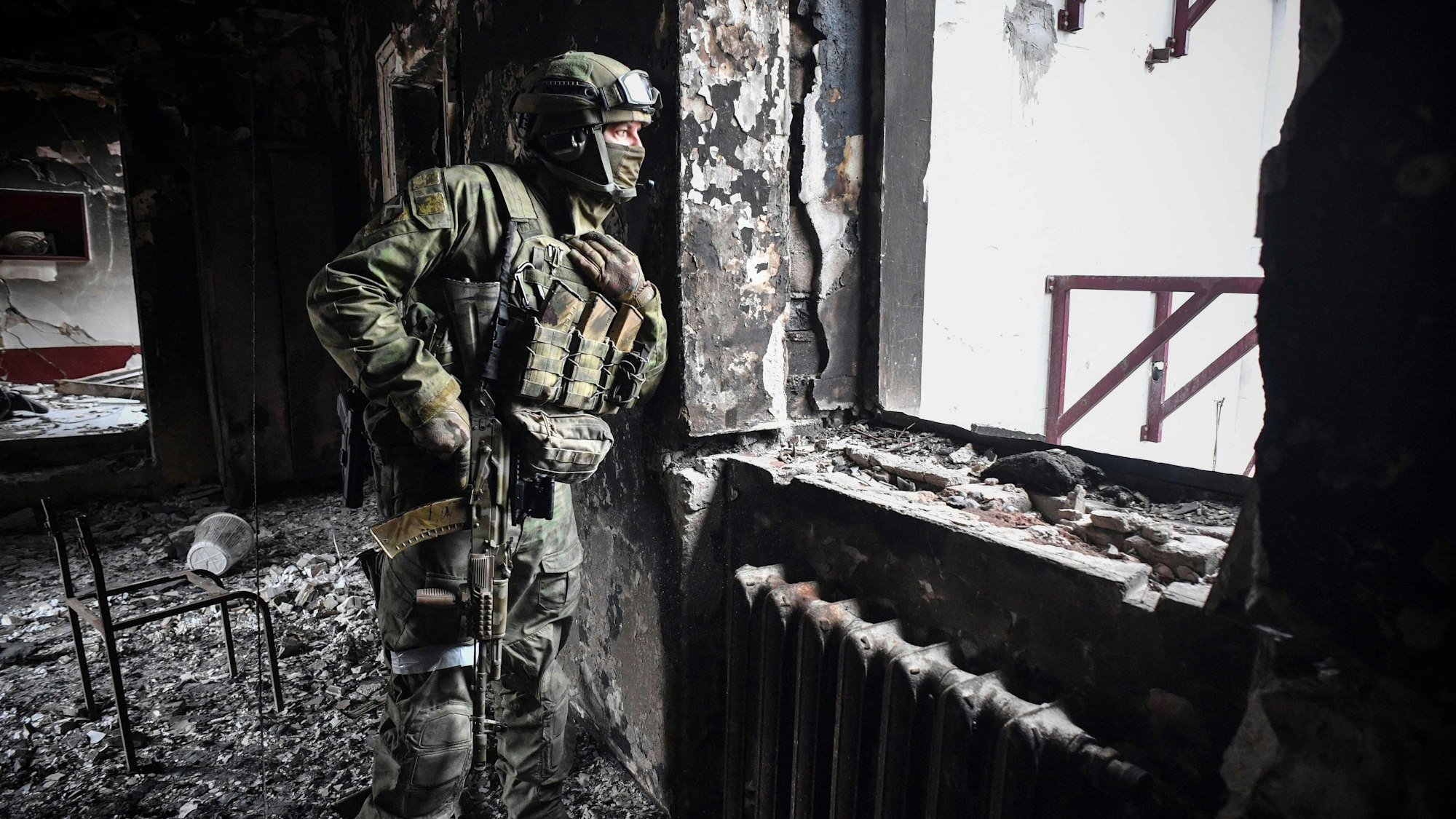 Ein russischer Soldat patrouilliert am 12. April im Theater in Mariupol, das Mitte März bei einem Luftangriff komplett zerstört wurde. Russland strebt nun die vollständige Kontrolle über den Süden der Ukraine an, wie ein Generalmajor nun erklärte.