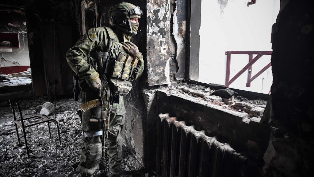 Ein russischer Soldat patrouilliert am 12. April im Theater in Mariupol, das Mitte März bei einem Luftangriff komplett zerstört wurde. Russland strebt nun die vollständige Kontrolle über den Süden der Ukraine an, wie ein Generalmajor nun erklärte.