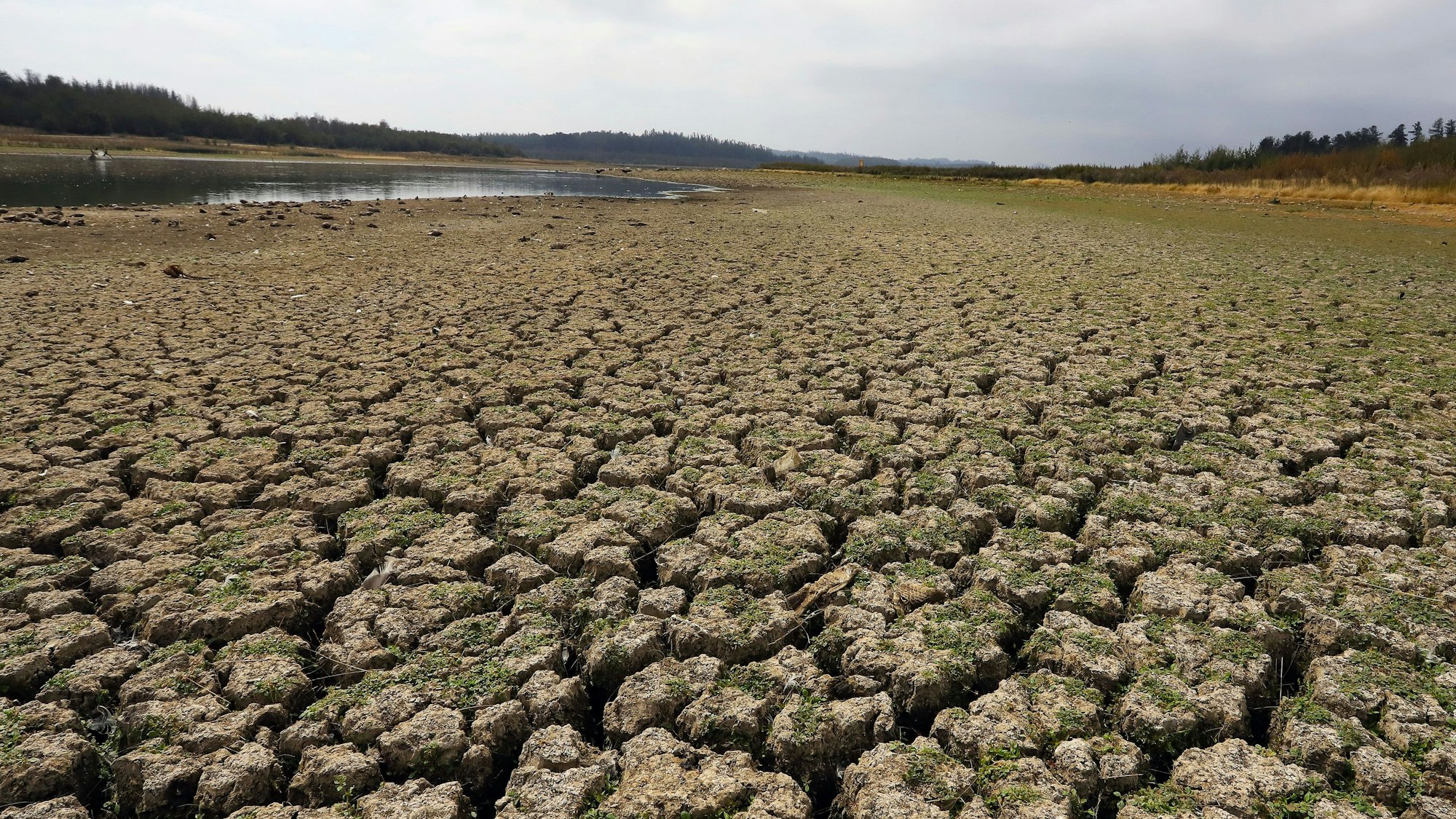 Trockene Fläche des Sees Penuelas 17. März 2022, der heute 8003 Kubikmeter Wasser verzeichnete. Das entspricht 0,01 Prozent seines ehemaligen Volumens.