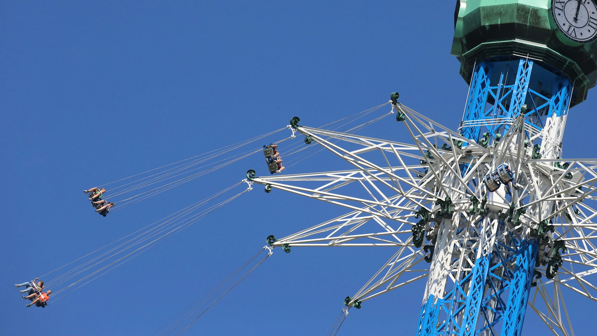 Im Skyline Freizeitpark bringt das Flugkarussell die Besucher auf eine Höhe von 150 Metern.