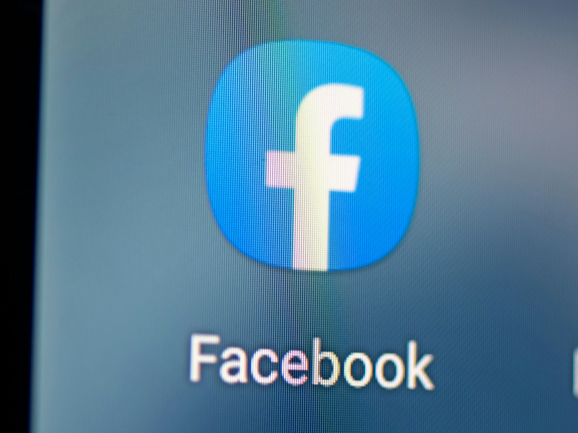 Auf dem Bildschirm eines Smartphones sieht man das Logo der App Facebook. Das Symbolbild ist vom28. April 2021.