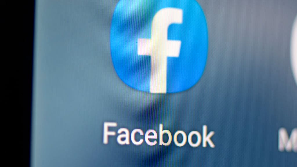Auf dem Bildschirm eines Smartphones sieht man das Logo der App Facebook. Das Symbolbild ist vom&nbsp;28. April 2021.