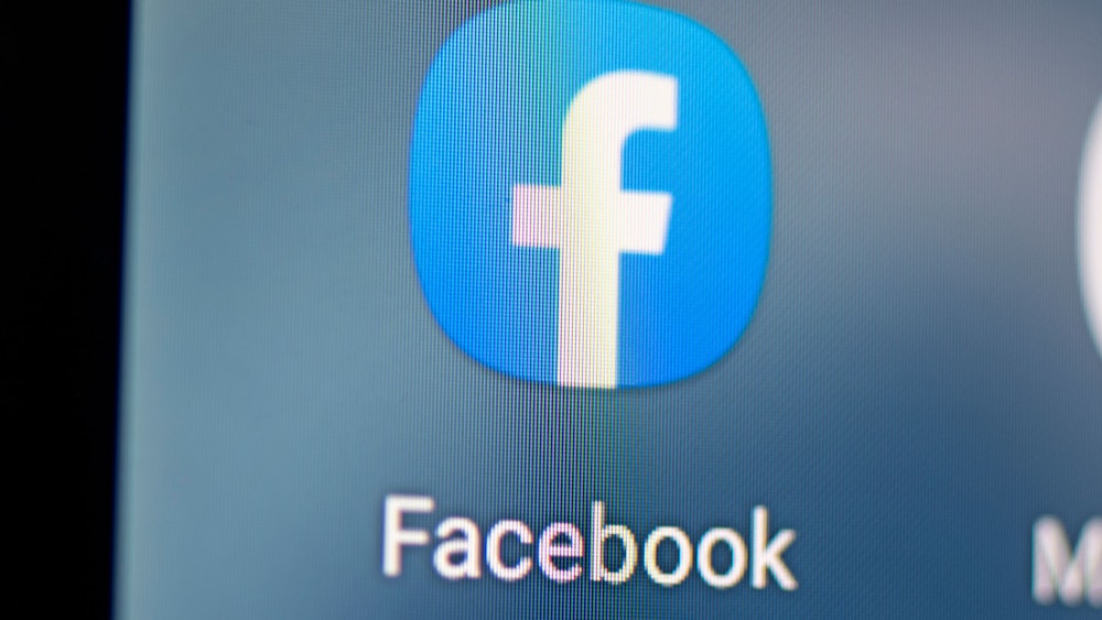 Das Logo der App Facebook ist auf einem Smartphone-Bildschirm zu sehen, wie dieses undatierte Symbolfoto zeigt.