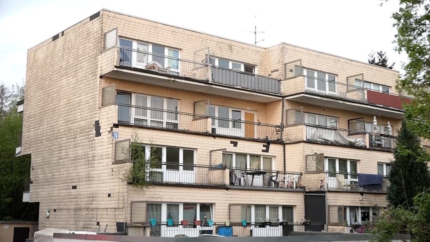 Ein Wohnhaus mit Balkonen