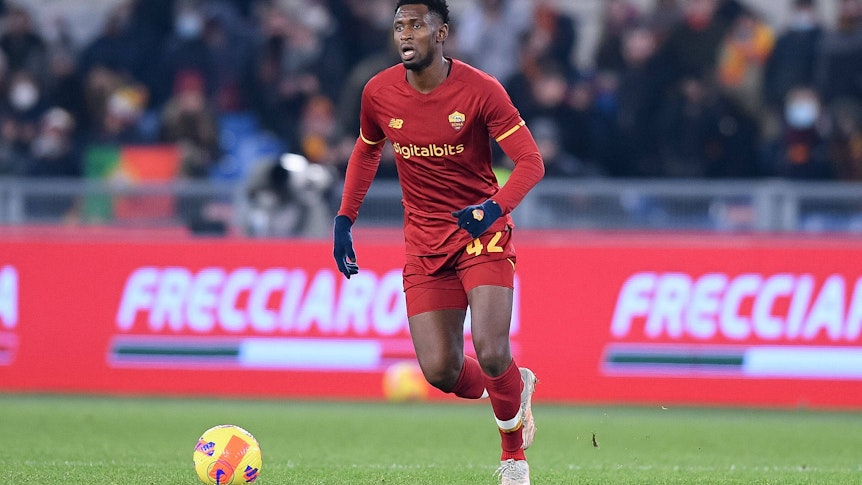 Amadou Diawara von der AS Roma, hier bei einem Match am 13. Dezember 2021, soll das Interesse von Borussia Mönchengladbach geweckt haben.
