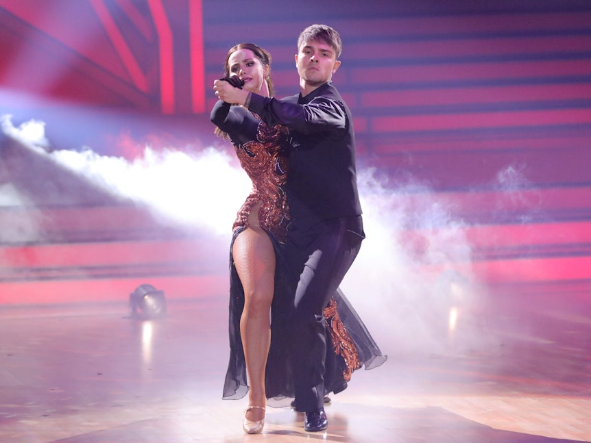 Mike Singer und Christina Luft tanzen in Show acht von Lets Dance am 22.4.2022 einen Tango.