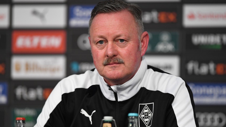 Roland Virkus, Sportdirektor von Borussia Mönchengladbach hier am 15. Februar 2022 auf einer Pressekonferenz, erwartet von der Fohlenelf in den verbliebenen Bundesliga-Spielen nochmal Gas zu geben.