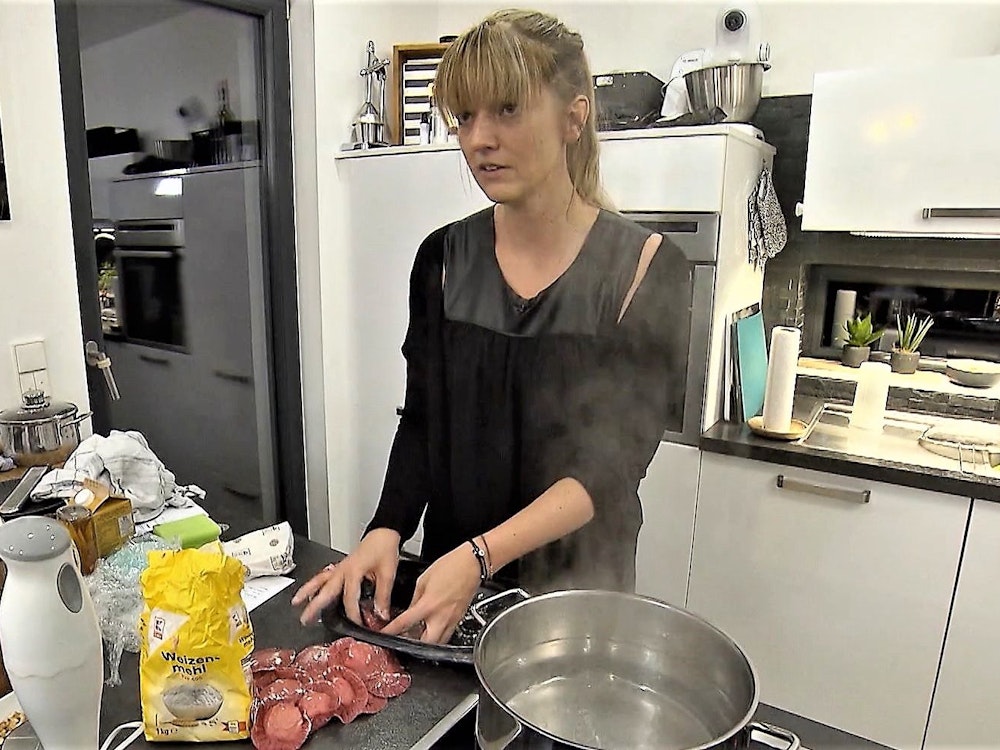Nina in ihrer Küche bei der Zubereitung ihrer Speisen beim „Perfekten Dinner“ auf Vox.
