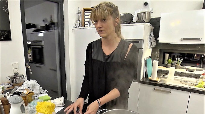 Nina in ihrer Küche bei der Zubereitung ihrer Speisen beim „Perfekten Dinner“ auf Vox.