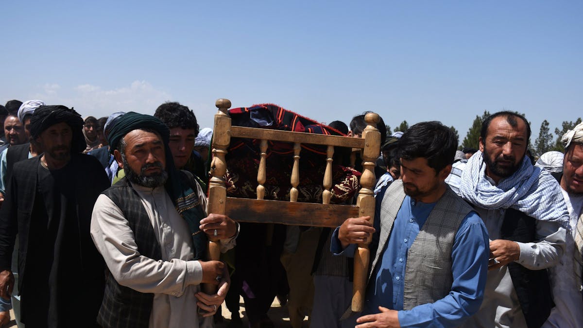 Angehörige und Freunde tragen den Sarg eines Opfers einer Explosion in einer Moschee während einer Beerdigung. In&nbsp;Afghanistan waren bei einer Explosion in einer Moschee erneut zahlreiche Menschen getötet worden.