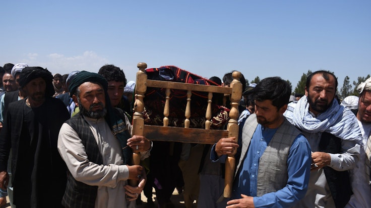 Angehörige und Freunde tragen den Sarg eines Opfers einer Explosion in einer Moschee während einer Beerdigung. In Afghanistan waren bei einer Explosion in einer Moschee erneut zahlreiche Menschen getötet worden.
