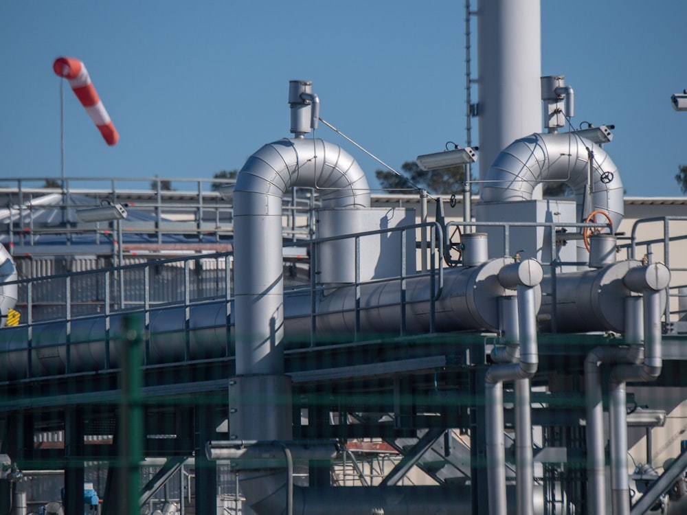 Rohrsysteme und Absperrvorrichtungen in der Gasempfangsstation der Ostseepipeline Nord Stream 1, aufgenommen im März 2022.