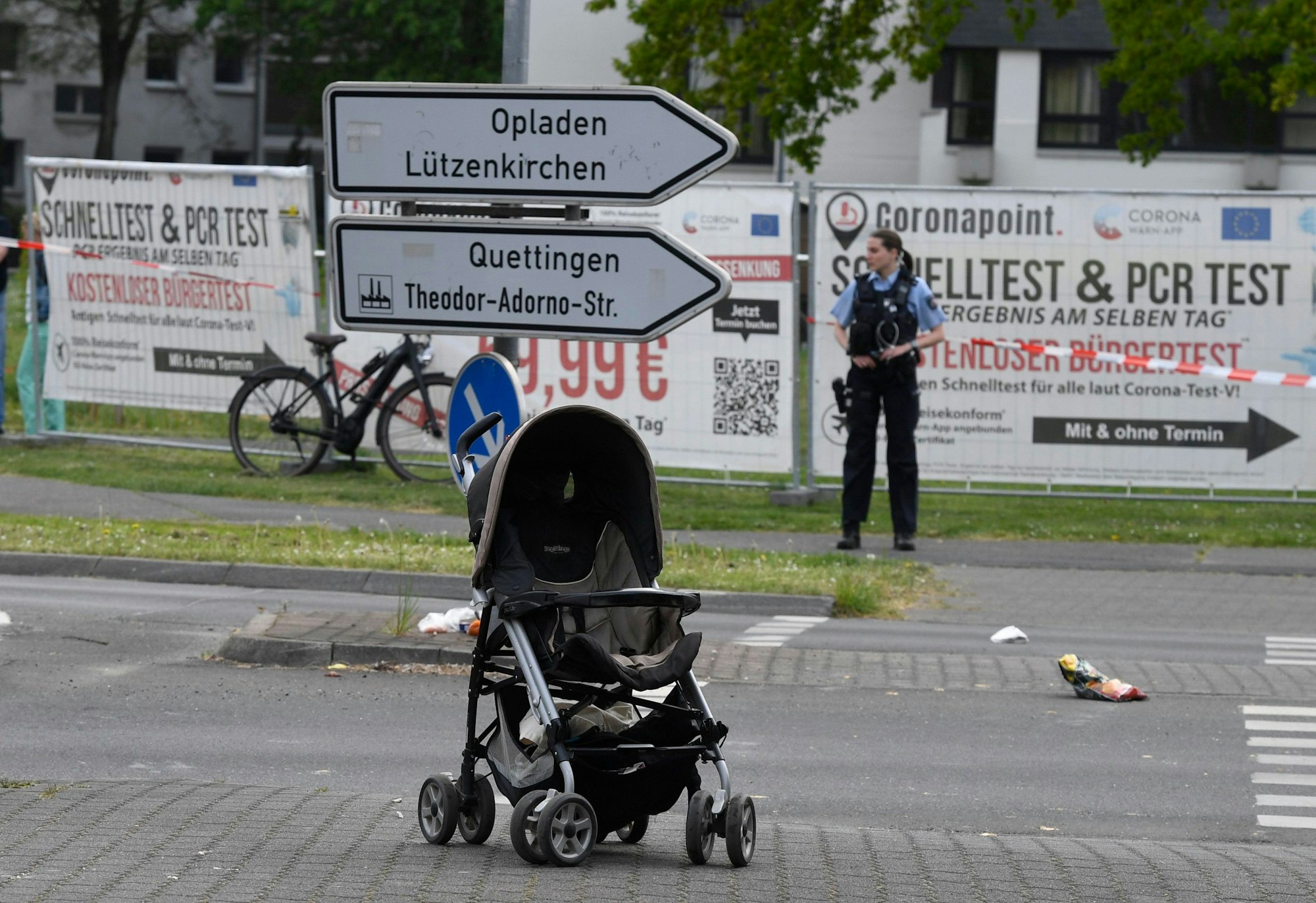 Polizisten sichern den Unfallort in Leverkusen
