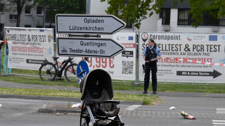 Polizisten sichern den Unfallort in Leverkusen